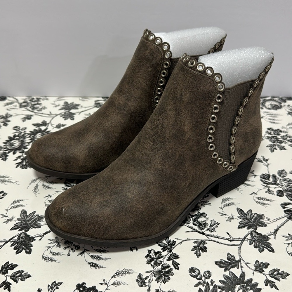 Sbicca Chelsea Murphy Marjorie Boots Size 6.5 Taupe